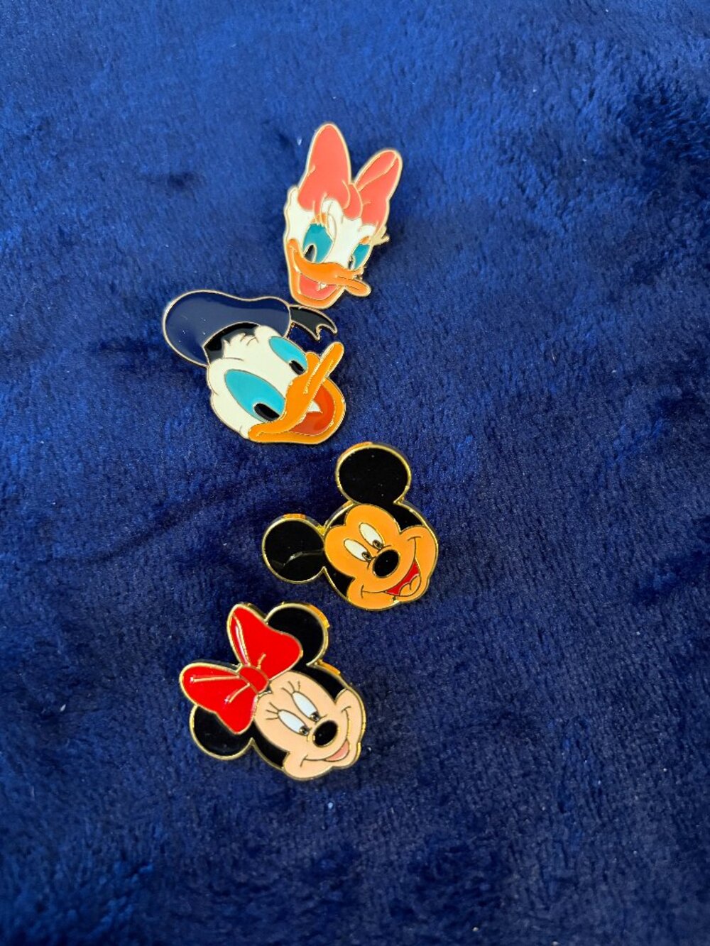 BRAND NEW Disney Character Pins Set, Mickey, Minnie, Donald, & Daisy Duck